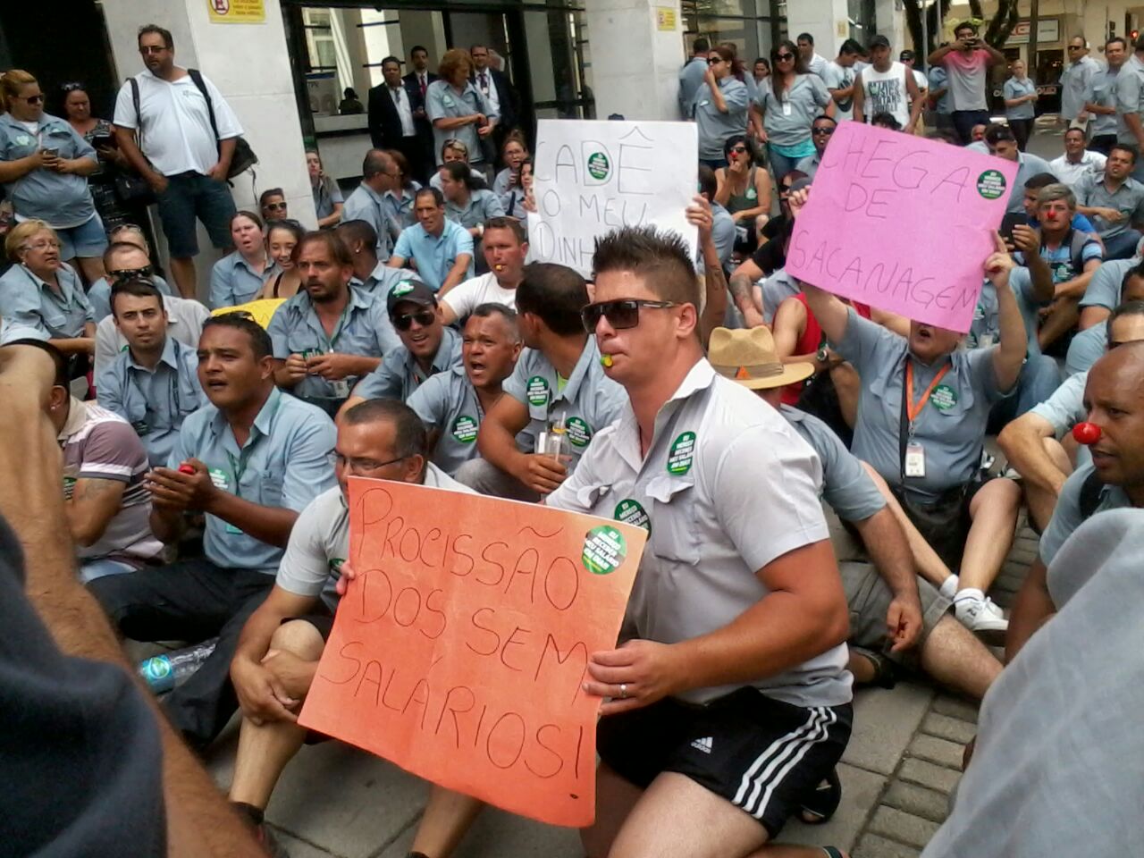 Indignação com atraso de salários chegou no limite. Não aguentamos mais essa palhaçada!